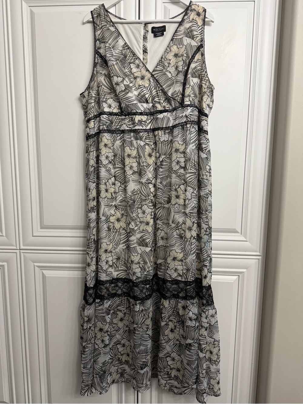 Michel Studio Plus Size 20 Snow Floral Lace-Trim Maxi Dress V-Neck Sleeveless